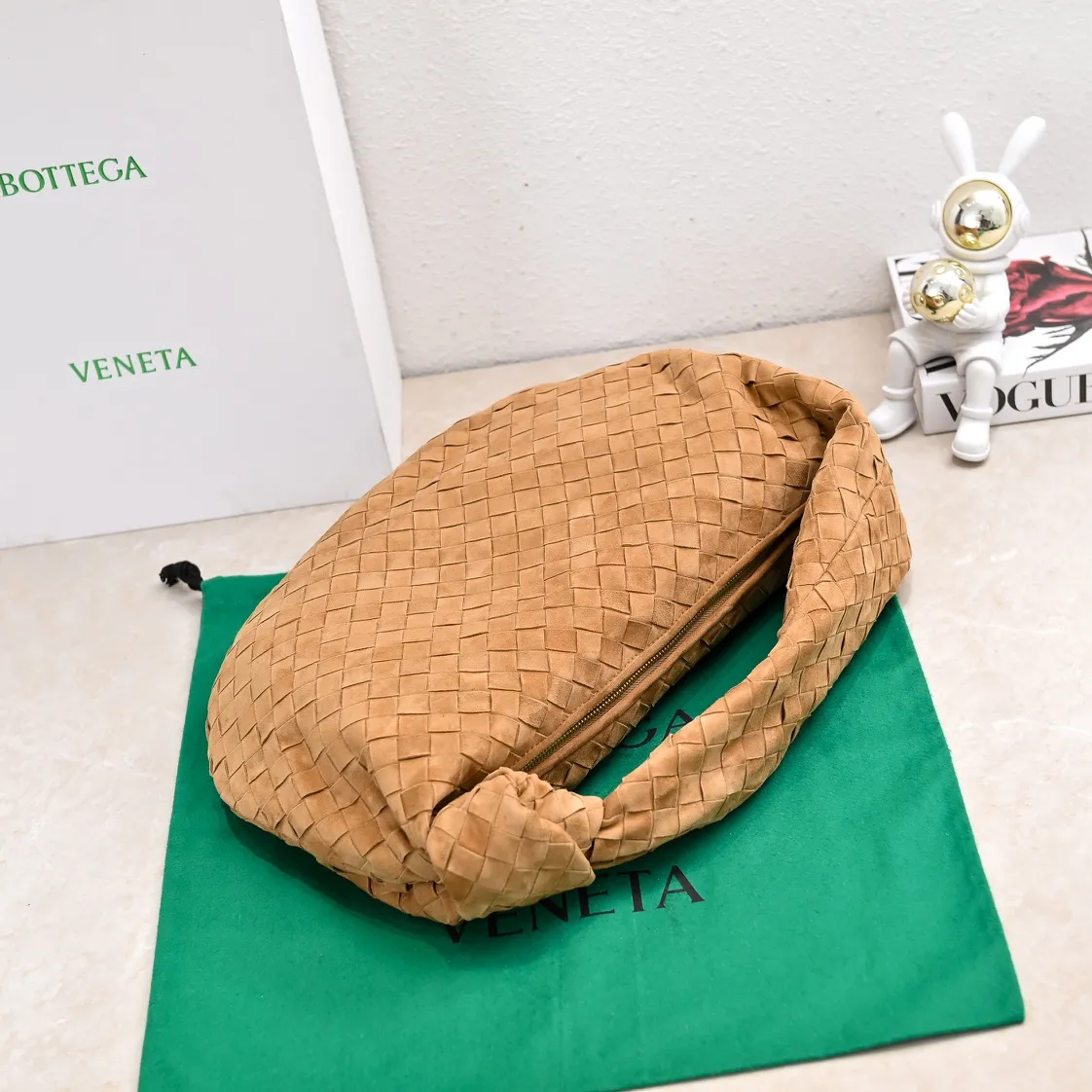 Batch 1960 #BV 𝗝𝗢𝗗𝗜𝗘# Street style’s new favorite fashionable large size 𝙟𝙤𝙙𝙞𝙚 It’s coming, it’s coming, it’s really coming! I have always thought that knitted BV is old-fashioned, until I met it - 𝙟𝙤𝙙𝙞𝙚, I realized that the original classic knitting elements and the new knot element design can be so fashionable! I have to admire Daniel Lee’s design talent! Large capacity to meet daily needs! Fashionable and versatile, it’s perfect for concave shapes, take it out to hit the streets! Size: 48*40*16 Style number: 6698